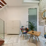 Cathedral Apartment *